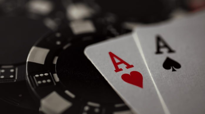 Antarmuka platform surga888 menampilkan permainan kasino langsung slot dan pasar olahraga di perangkat mobile