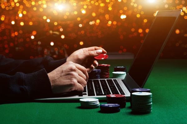 Antarmuka French Roulette surga888 di perangkat mobile menampilkan roda roulette dengan dealer langsung dan grid taruhan